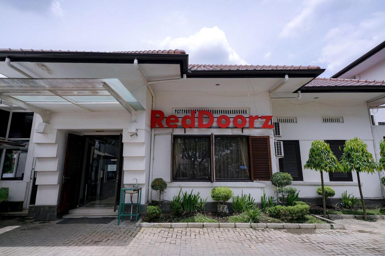 Reddoorz @ Avros Guest House Медан Экстерьер фото